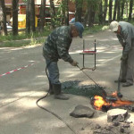 Глазовчанин сам чинит асфальт